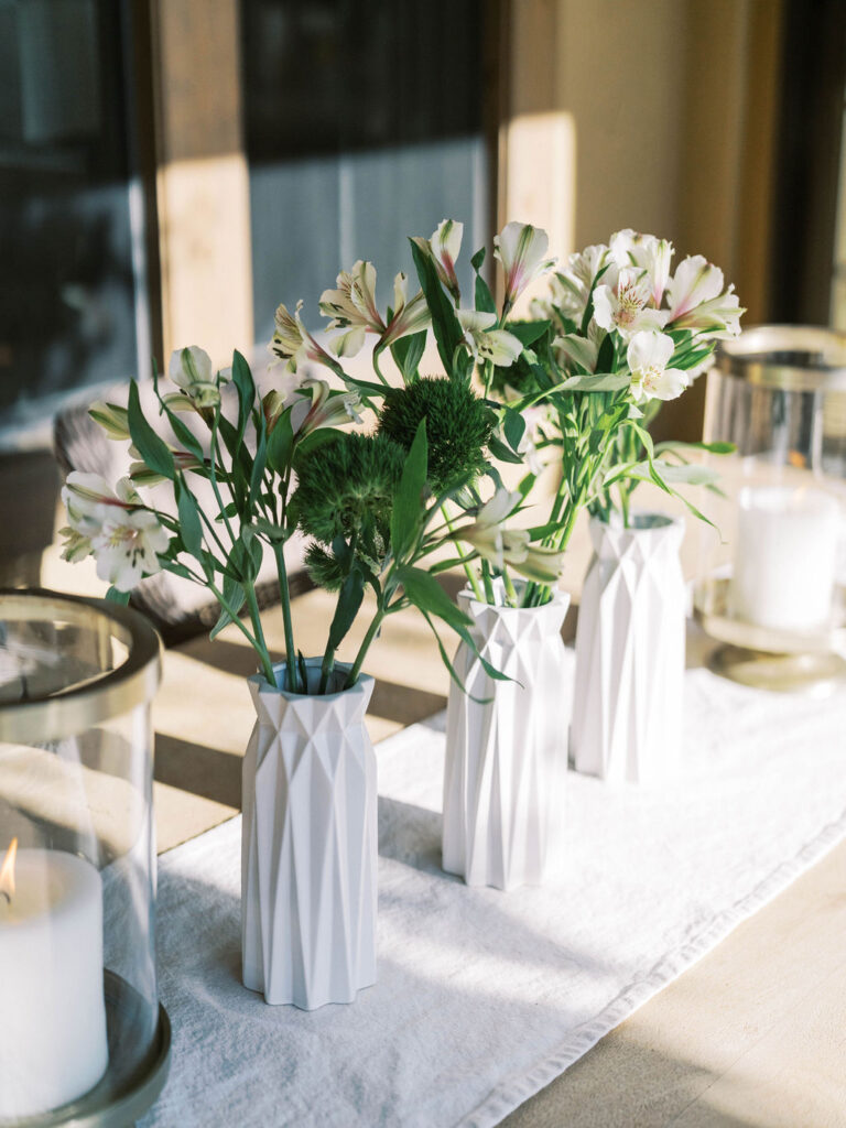 White floral centerpiece at Silverleaf Masters Golf Arizona wedding party