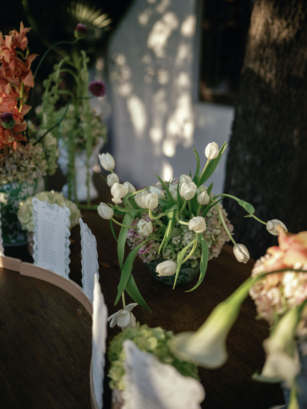 Escort card table with tulips at the reception entrance